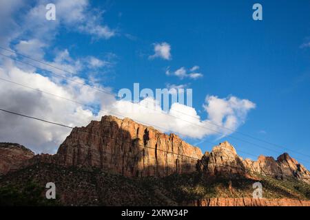 Vue sur les crêtes de montagne dans le parc national de Zion, Utah, États-Unis. Banque D'Images