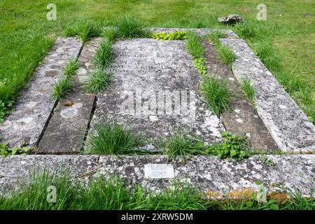 Pierre commémorative de James Austen et de sa seconde épouse Mary dans le cimetière de l'église de St Nicholas dans le village de Steventon, Hampshire, Angleterre, Royaume-Uni, Banque D'Images