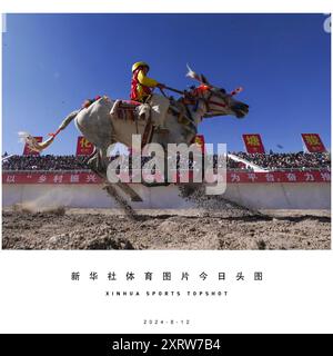 Pékin, la région autonome chinoise de Xizang. 11 août 2024. Un cavalier participe à un festival de courses hippiques traditionnel à Lhassa, dans la région autonome de Xizang au sud-ouest de la Chine, le 11 août 2024. Crédit : Jigme Dorje/Xinhua/Alamy Live News Banque D'Images