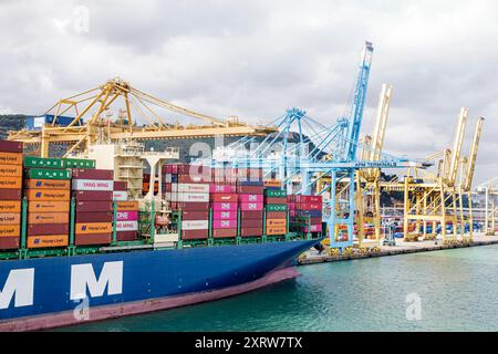 Barcelone Espagne, Catalogne Catalunya, Sants-Montjuic, mer Méditerranée, Port Puerto de Barcelona, HMM Mir cargo container container container container container container container, lif Banque D'Images