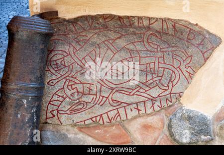 Runsten U 53 est encastré dans un mur dans la vieille ville (Gamla Stan), Stockholm, Suède. Il a été stylistiquement daté d'environ 1070-1100. C'est le seul fo Banque D'Images