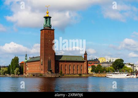 Stockholms célèbre monument City Hall Tower situé sur la côte de l'île de Kungshomen à Stockholm, Suède. Banque D'Images