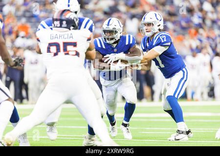 11 août 2024 : le quarterback des Colts d'Indianapolis, Kedon Slovis (17 ans), remet le ballon au Running back des Colts d'Indianapolis, Tyler Goodson (31 ans), lors du match de pré-saison de la NFL contre les Broncos de Denver au Lucas Oil Stadium d'Indianapolis, Indiana. John Mersits/CSM. Banque D'Images