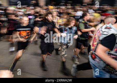 Jaromer, région de Nachod. 9 août 2024. Fans lors du 27e festival de musique extrême brutal Assault dans la forteresse Josefov près de Jaromer, région de Nachod, République tchèque, le 9 août 2024. Crédit : David Tanecek/CTK photo/Alamy Live News Banque D'Images