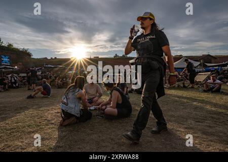 Jaromer, région de Nachod. 9 août 2024. Fans lors du 27e festival de musique extrême brutal Assault dans la forteresse Josefov près de Jaromer, région de Nachod, République tchèque, le 9 août 2024. Crédit : David Tanecek/CTK photo/Alamy Live News Banque D'Images