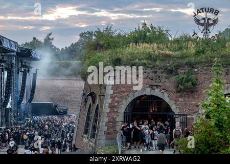 Jaromer, région de Nachod. 9 août 2024. Fans lors du 27e festival de musique extrême brutal Assault dans la forteresse Josefov près de Jaromer, région de Nachod, République tchèque, le 9 août 2024. Crédit : David Tanecek/CTK photo/Alamy Live News Banque D'Images