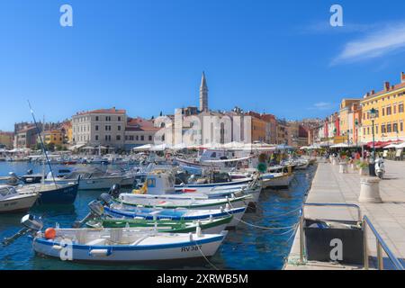 Rovinj : vue sur le port et la vieille ville depuis Obala Vladimira Nazara, Croatie Banque D'Images