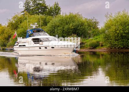 Eaux tranquilles, balai 37 sur la rivière Ouse à Naburn. Banque D'Images