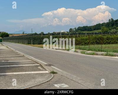 Via del Garda, Salionze. 12 août 2024. Conditions de canicule dans le nord de l'Italie en même temps que la canicule actuelle au Royaume-Uni. Les températures dans le nord de l'Italie ont atteint 46°C en fin d'après-midi dans le village de Salzione près du lac de Garde. Cumulonimbus nuages d'orage s'accumulant au loin. Crédit : james jagger/Alamy Live News Banque D'Images