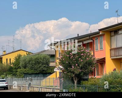 Via del Garda, Salionze. 12 août 2024. Conditions de canicule dans le nord de l'Italie en même temps que la canicule actuelle au Royaume-Uni. Les températures dans le nord de l'Italie ont atteint 46°C en fin d'après-midi dans le village de Salzione près du lac de Garde. Cumulonimbus nuages d'orage s'accumulant au loin. Crédit : james jagger/Alamy Live News Banque D'Images