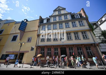 PRODUCTION - 12 août 2024, Hesse, Francfort-sur-le-main : les touristes passent devant la Maison Goethe, lieu de naissance de Johann Wolfgang Goethe, dans le centre-ville de Francfort. Cette année marque un double anniversaire : le 275e anniversaire du poète et le 250e anniversaire de son œuvre "les douleurs du jeune Werther". De nombreux endroits en Hesse ont quelque chose à voir avec les deux. Photo : Arne Dedert/dpa Banque D'Images