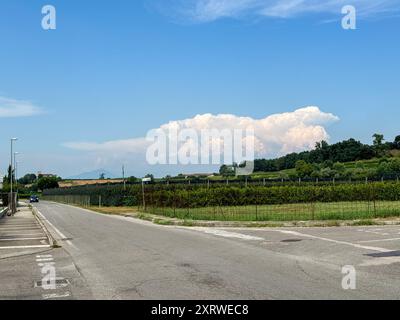 Via del Garda, Salionze. 12 août 2024. Conditions de canicule dans le nord de l'Italie en même temps que la canicule actuelle au Royaume-Uni. Les températures dans le nord de l'Italie ont atteint 46°C en fin d'après-midi dans le village de Salzione près du lac de Garde. Cumulonimbus nuages d'orage s'accumulant au loin. Crédit : james jagger/Alamy Live News Banque D'Images