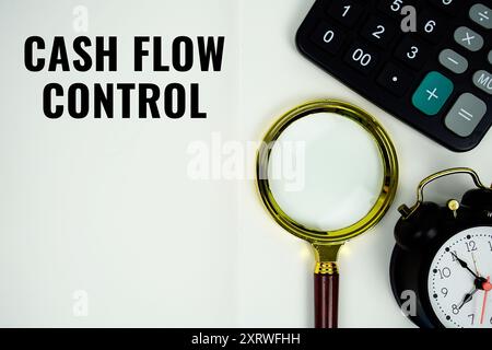 Message texte de contrôle des flux de trésorerie écrit sur la page de note avec calculatrice, réveil et loupe Banque D'Images