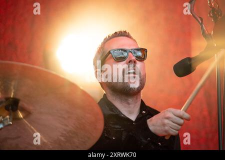 Trondheim, Norvège. 07 août 2024. Le groupe de rock norvégien CC Cowboys donne un concert au Sverresborg Folkemuseum de Trondheim. Ici, le batteur Henrik Maarud est vu en direct sur scène. Banque D'Images