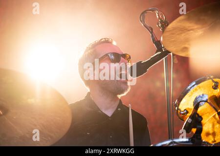 Trondheim, Norvège. 07 août 2024. Le groupe de rock norvégien CC Cowboys donne un concert au Sverresborg Folkemuseum de Trondheim. Ici, le batteur Henrik Maarud est vu en direct sur scène. Banque D'Images