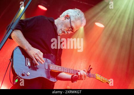 Trondheim, Norvège. 07 août 2024. Le groupe de rock norvégien CC Cowboys donne un concert au Sverresborg Folkemuseum de Trondheim. Ici, le guitariste Jørn Christensen est vu en direct sur scène. Banque D'Images