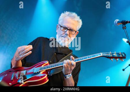 Trondheim, Norvège. 07 août 2024. Le groupe de rock norvégien CC Cowboys donne un concert au Sverresborg Folkemuseum de Trondheim. Ici, le guitariste Jørn Christensen est vu en direct sur scène. Banque D'Images