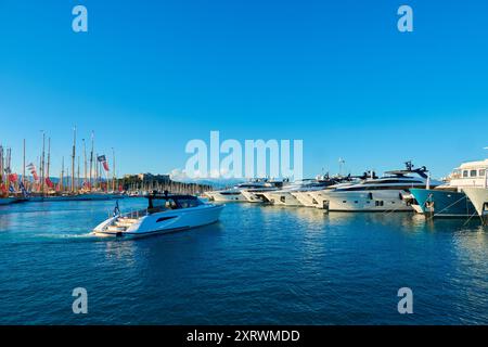 Superyachts amarrés dans le port de plaisance de Port Vauban, Antibes, Sud de la France Banque D'Images