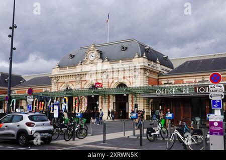 Personnes devant la gare de Nice, Gare de Nice-ville, Côte d’Azur, France. Banque D'Images