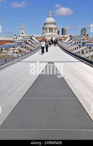 Leading in Lines in photo art attire l'attention sur les marcheurs se déplaçant dans l'espace sur la passerelle ainsi que le dôme dominant de St Pauls Londres Angleterre Royaume-Uni Banque D'Images