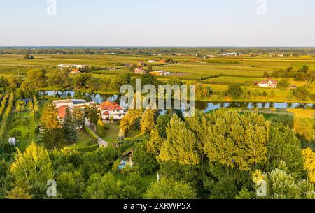 Czersk, Pologne - 15 juillet 2024 : vue panoramique sur le paysage de la Vistule vu du château médiéval des princes Mazoviens dans le village de Czersk près de Varsovie Banque D'Images