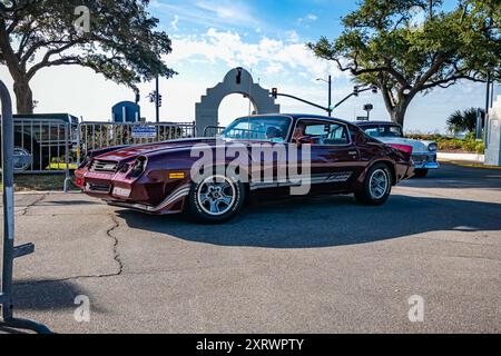 Gulfport, Mississippi - 2 octobre 2023 : vue d'angle avant basse d'une Chevrolet Camaro Z28 Hardtop 1981 lors d'un salon automobile local. Banque D'Images