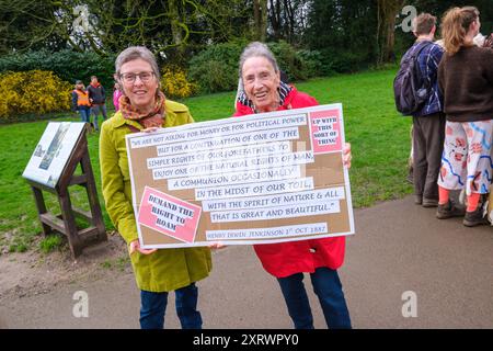 Des foules assistent à une « manifestation sans salaire » au parc Cirencester organisée par le groupe de campagne Right to Roam. Le domaine de Bathurst qui possède et gère le parc a introduit la tarification pour les résidents de la ville et les visiteurs pour l'accès. Banque D'Images