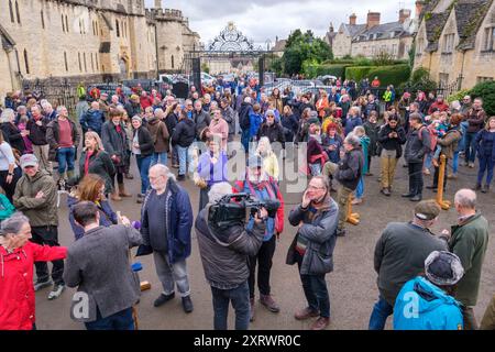 Des foules assistent à une « manifestation sans salaire » au parc Cirencester organisée par le groupe de campagne Right to Roam. Le domaine de Bathurst qui possède et gère le parc a introduit la tarification pour les résidents de la ville et les visiteurs pour l'accès. Banque D'Images