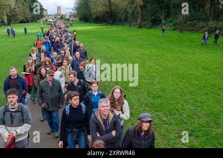 Des foules assistent à une « manifestation sans salaire » au parc Cirencester organisée par le groupe de campagne Right to Roam. Le domaine de Bathurst qui possède et gère le parc a introduit la tarification pour les résidents de la ville et les visiteurs pour l'accès. Banque D'Images