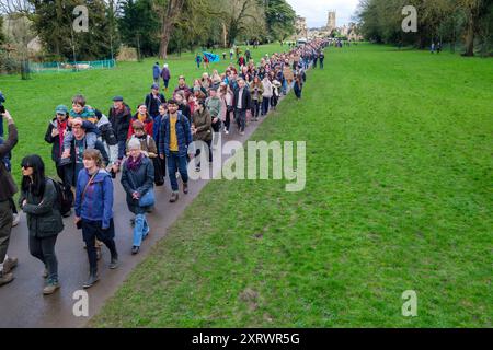 Des foules assistent à une « manifestation sans salaire » au parc Cirencester organisée par le groupe de campagne Right to Roam. Le domaine de Bathurst qui possède et gère le parc a introduit la tarification pour les résidents de la ville et les visiteurs pour l'accès. Banque D'Images