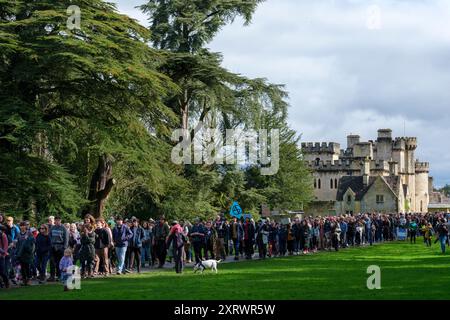 Des foules assistent à une « manifestation sans salaire » au parc Cirencester organisée par le groupe de campagne Right to Roam. Le domaine de Bathurst qui possède et gère le parc a introduit la tarification pour les résidents de la ville et les visiteurs pour l'accès. Banque D'Images