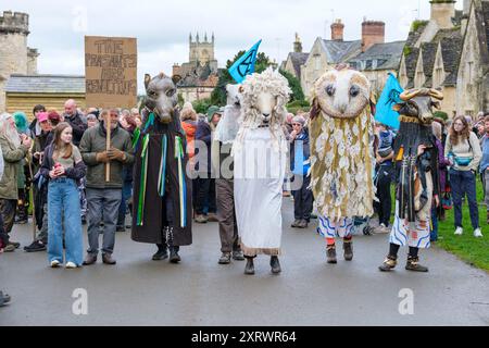 Des foules assistent à une « manifestation sans salaire » au parc Cirencester organisée par le groupe de campagne Right to Roam. Le domaine de Bathurst qui possède et gère le parc a introduit la tarification pour les résidents de la ville et les visiteurs pour l'accès. Banque D'Images