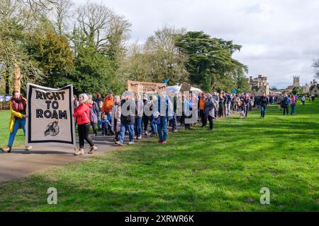 Des foules assistent à une « manifestation sans salaire » au parc Cirencester organisée par le groupe de campagne Right to Roam. Le domaine de Bathurst qui possède et gère le parc a introduit la tarification pour les résidents de la ville et les visiteurs pour l'accès. Banque D'Images