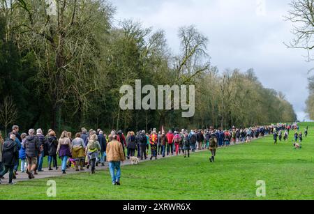 Des foules assistent à une « manifestation sans salaire » au parc Cirencester organisée par le groupe de campagne Right to Roam. Le domaine de Bathurst qui possède et gère le parc a introduit la tarification pour les résidents de la ville et les visiteurs pour l'accès. Banque D'Images