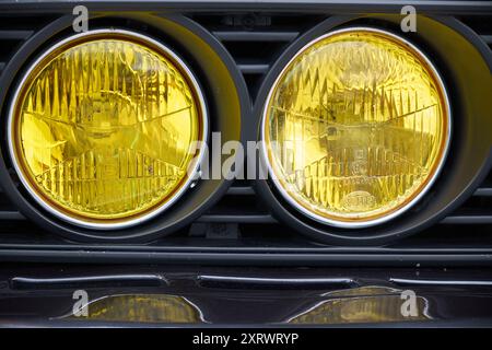 Vue rapprochée des phares jaunes sur BMW série 6 vintage. Banque D'Images