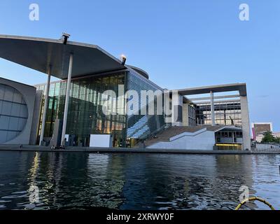 Berlin, Allemagne - 30 juillet 2024 : vue pittoresque de Marie-Elisabeth-Luders-Haus près de la rivière en plein air Banque D'Images