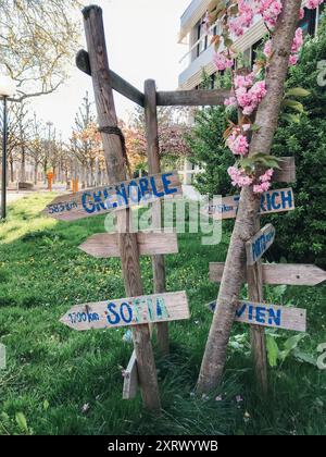 Un panneau avec une flèche bleue pointant vers la droite, indiquant les directions vers divers pays européens. Idéal pour les guides de voyage et le thème de la navigation con Banque D'Images