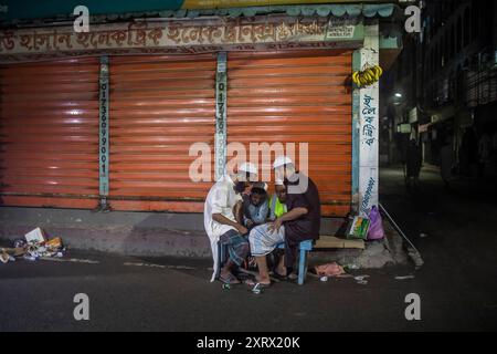 Dhaka, Bangladesh. 12 août 2024. Un groupe d'étudiants patrouillent la nuit dans leurs quartiers pendant la nuit en l'absence de forces de l'ordre à Dacca. Des volontaires patrouillent dans les quartiers en l'absence de forces de police bangladaises, pendant la nuit à Dhaka. Le lauréat du prix Nobel Muhammad Yunus et son gouvernement intérimaire nouvellement nommé se sont mis en route le 9 août pour rétablir « la loi et l'ordre » après un soulèvement mené par des étudiants et des manifestations de masse meurtrières qui ont forcé son prédécesseur Hasina à l'exil. Crédit : SOPA images Limited/Alamy Live News Banque D'Images