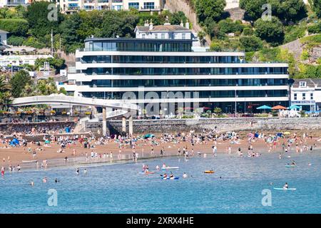 Torquay, Royaume-Uni. 12 août 2024. Les amateurs de plage profitent au maximum du temps le jour le plus chaud de l'année jusqu'à présent, sur la plage de Torquay. Crédit : Thomas Faull/Alamy Live News Banque D'Images