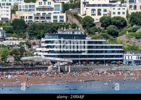 Torquay, Royaume-Uni. 12 août 2024. Les amateurs de plage profitent au maximum du temps le jour le plus chaud de l'année jusqu'à présent, sur la plage de Torquay. Crédit : Thomas Faull/Alamy Live News Banque D'Images