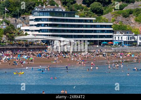 Torquay, Royaume-Uni. 12 août 2024. Les amateurs de plage profitent au maximum du temps le jour le plus chaud de l'année jusqu'à présent, sur la plage de Torquay. Crédit : Thomas Faull/Alamy Live News Banque D'Images