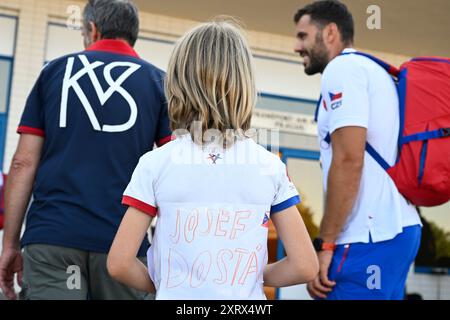 Prague, République tchèque. 12 août 2024. Le kayakiste médaillé olympique de la République tchèque Josef Dostal, à droite, est arrivé à Prague après les Jeux olympiques d'été de 2024 à Paris, en France, le 12 août 2024. Crédit : Michal Kamaryt/CTK photo/Alamy Live News Banque D'Images