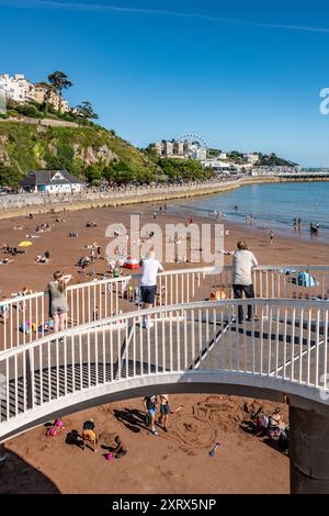 Torquay, Royaume-Uni. 12 août 2024. Les amateurs de plage profitent au maximum du temps le jour le plus chaud de l'année jusqu'à présent, sur la plage de Torquay. Crédit : Thomas Faull/Alamy Live News Banque D'Images