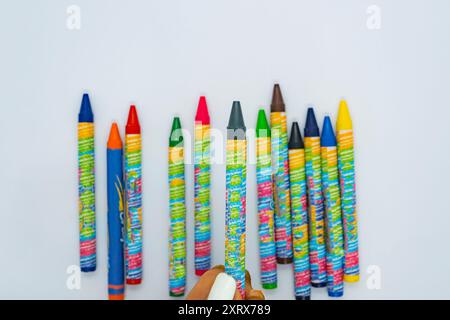 Crayons multicolores pour dessin d'art enfants cire colorée isolé Banque D'Images