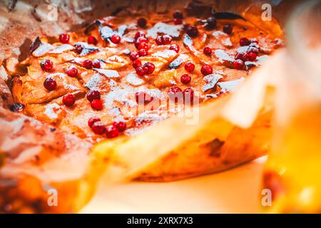 Tarte aux pommes selon une recette traditionnelle française en papier sulfurisé. Pâtisseries maison fraîches et thé. Foyer sélectionné. Photo de haute qualité Banque D'Images