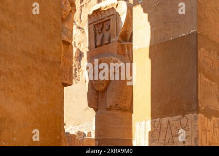 Contemplez le visage divin de la reine Hatshepsout dans le sanctuaire sacré de son temple mortuaire. Sa statue, témoignage de sa puissance et de sa beauté. Banque D'Images