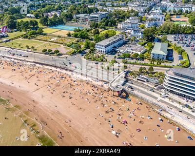 Torquay, Royaume-Uni. 12 août 2024. Vue aérienne sur la plage animée de Torquay dans le Devon. Crédit : Thomas Faull/Alamy Live News Banque D'Images