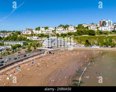 Torquay, Royaume-Uni. 12 août 2024. Vue aérienne sur la plage animée de Torquay dans le Devon. Crédit : Thomas Faull/Alamy Live News Banque D'Images