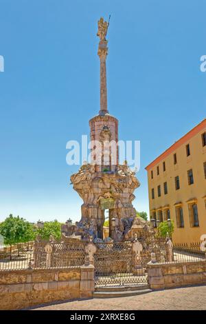 Monument de l'obélisque Triunfo de San Raphael près du pont romain à Cordoue dans la région andalouse du sud de l'Espagne. Banque D'Images