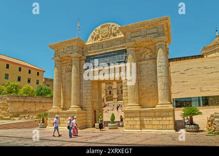 L'entrée Puerta del Puente en face du pont romain à Cordoue dans la province de Cordoue du centre de l'Espagne. Banque D'Images